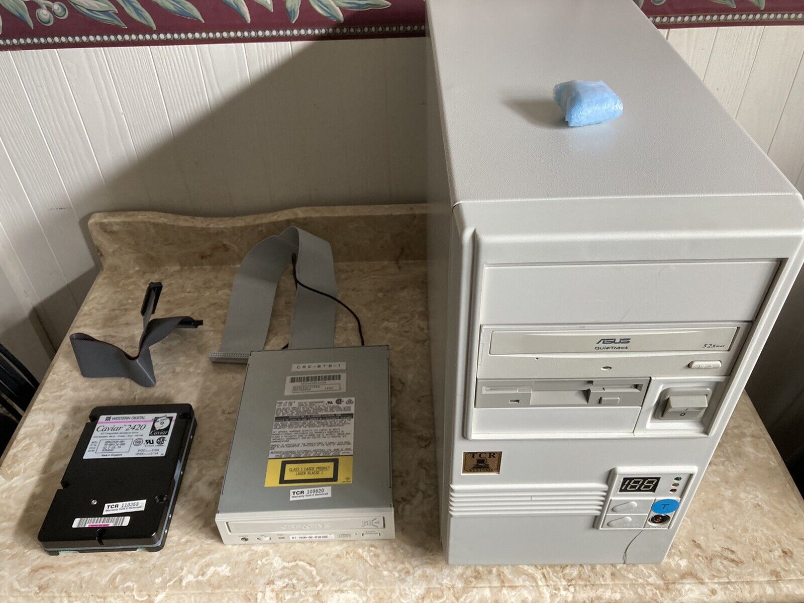 Working Vintage 486 DX TCR Generic Desktop AT Computer With Windows 95