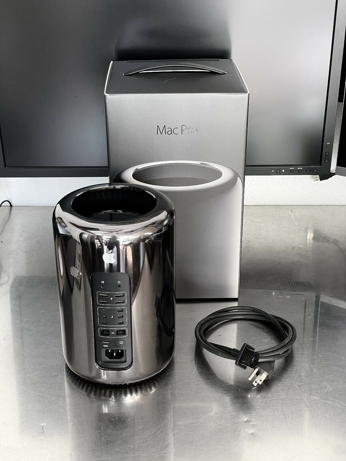 Apple MacPro 2013 8 Core 3GHz 16GB RAM 512GB SSD D700 Graphics Video A1481