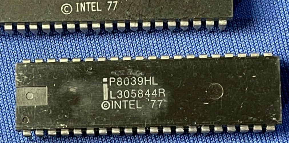 QTY-1 P8039HL INTEL P8039 CPU VINTAGE 1983 40-Pin DIP Rare UOS LAST ONE