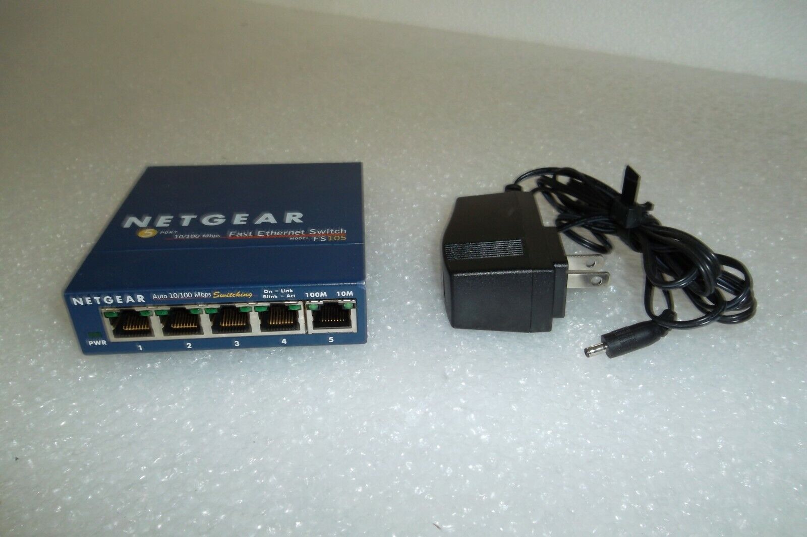 NETGEAR FS105 ProSafe 5-Port Desktop Switch 10/100Mbps Ethernet Auto Uplink LEDs