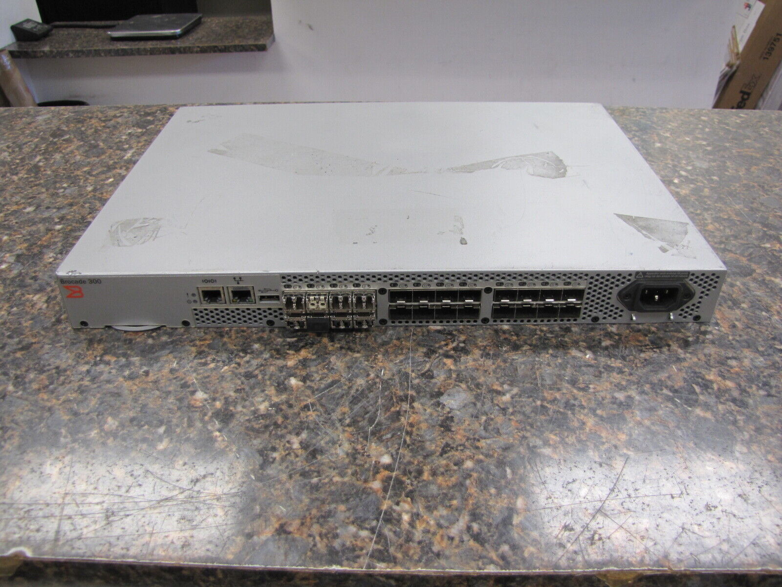 Brocade 300 24 Port 8Gb Fibre Channel Switch with SFP BR-320-0008-A