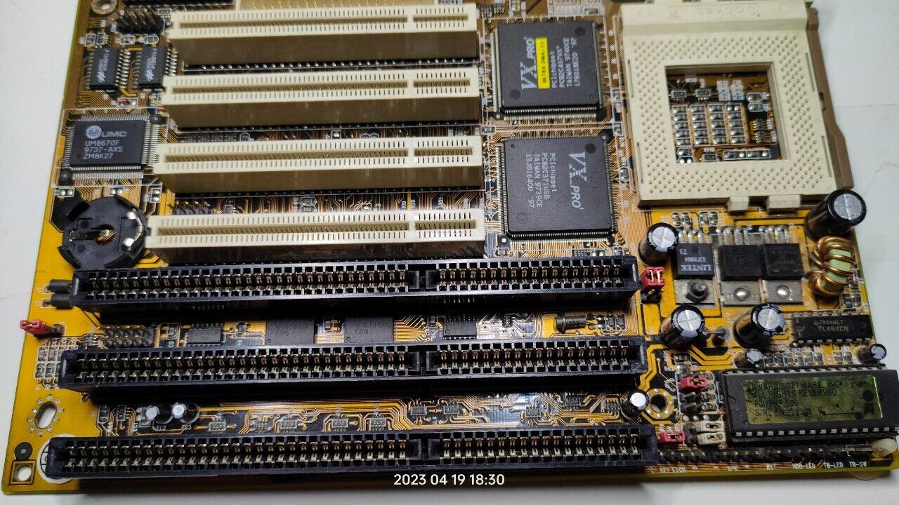 Socket 7 AT PC Chips (Elpina) M537  (PCChips VX Pro), 3xISA, 4xPCI