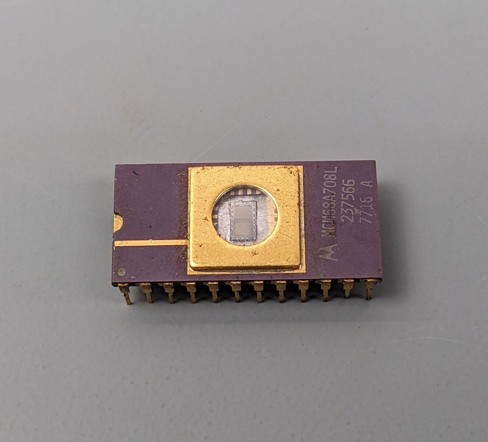 Motorola MCM68A708L Vintage Purple Gold CPU (MC68708), UV EPROM, US STOCK