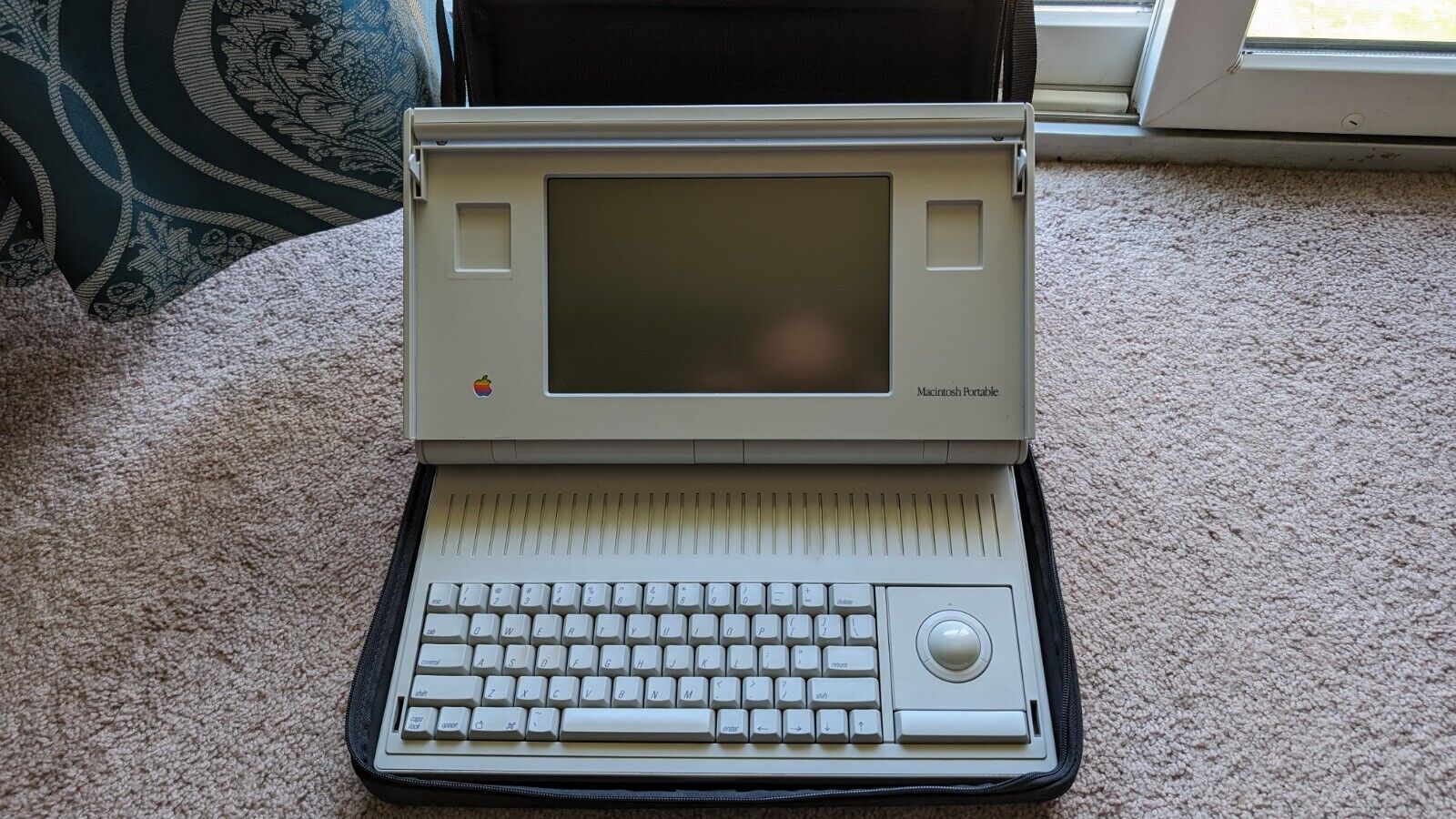 Vintage Macintosh Portable M5126 Original Bag and Accessories. 