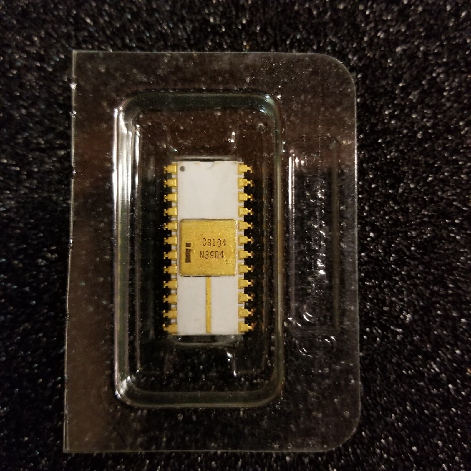 INTEL C3104 gold, 16-bit (4 x 4) Static RAM, unused in sleeve, USA stock 75 Date