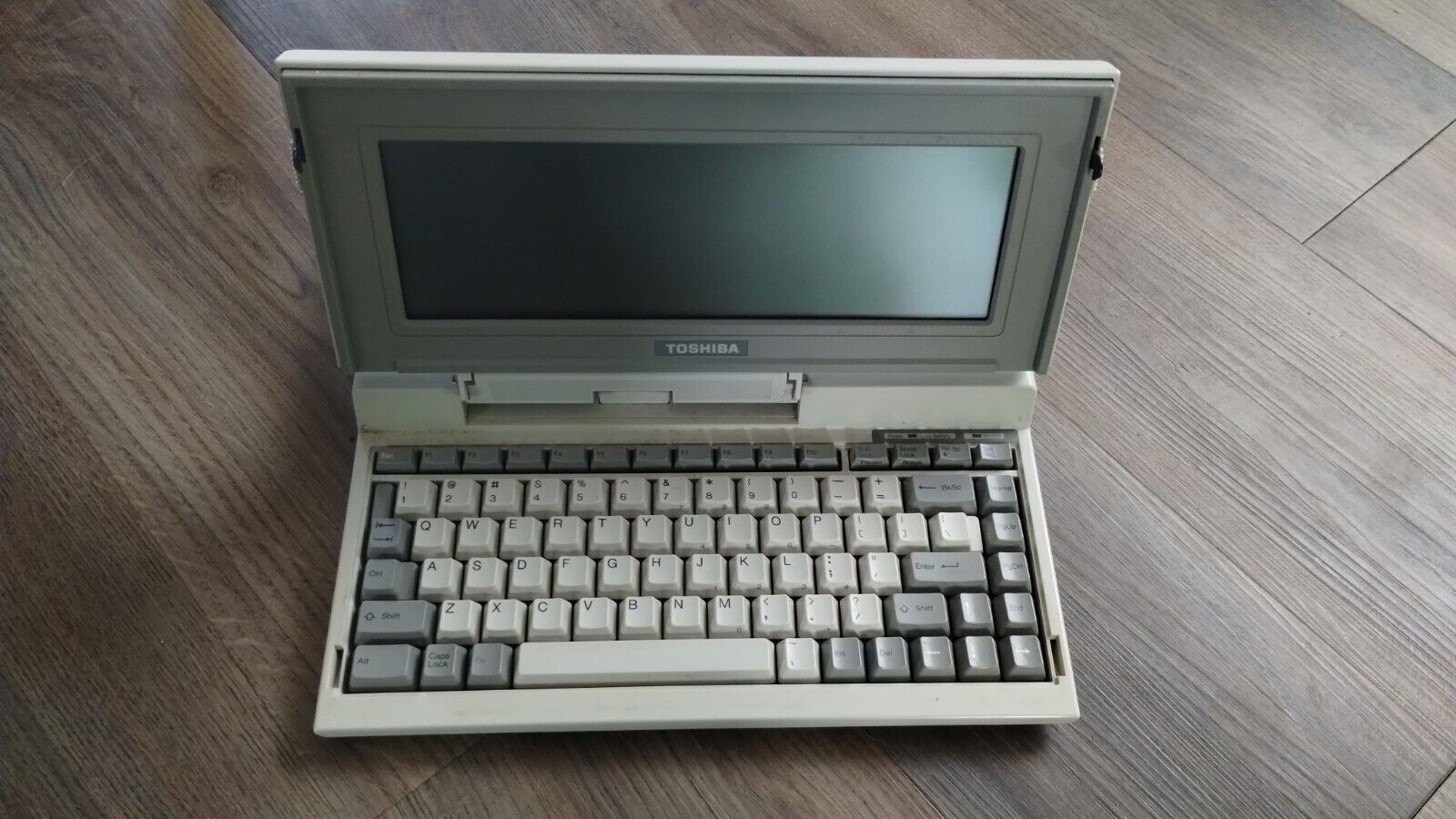 toshiba T1000 Vintage computer