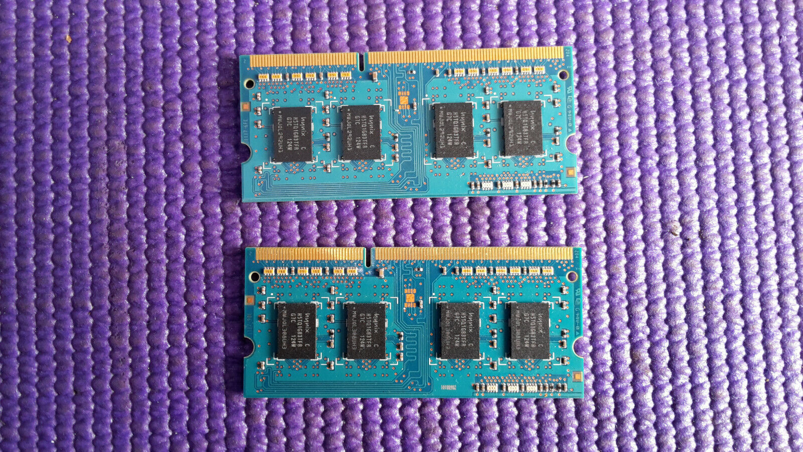 VINTAGE  APPLE LAPTOP A1342 RAM 1GB EACH HMT112S6TFR8C-G7 (2 PIECES)