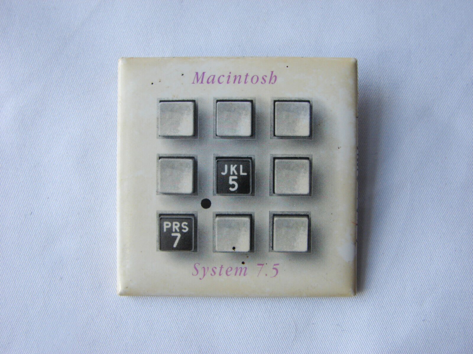 Vintage Apple Macintosh System 7.5 Pinback / Button / Macaron