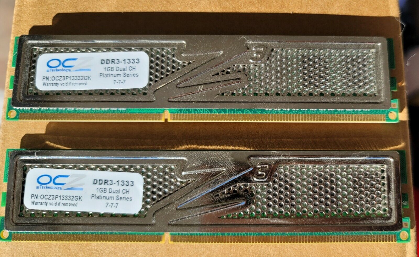 OCZ Technology PC3-10666 2GB DIMM 1333 MHz DDR3 SDRAM Memory (OCZ3P13332GK)