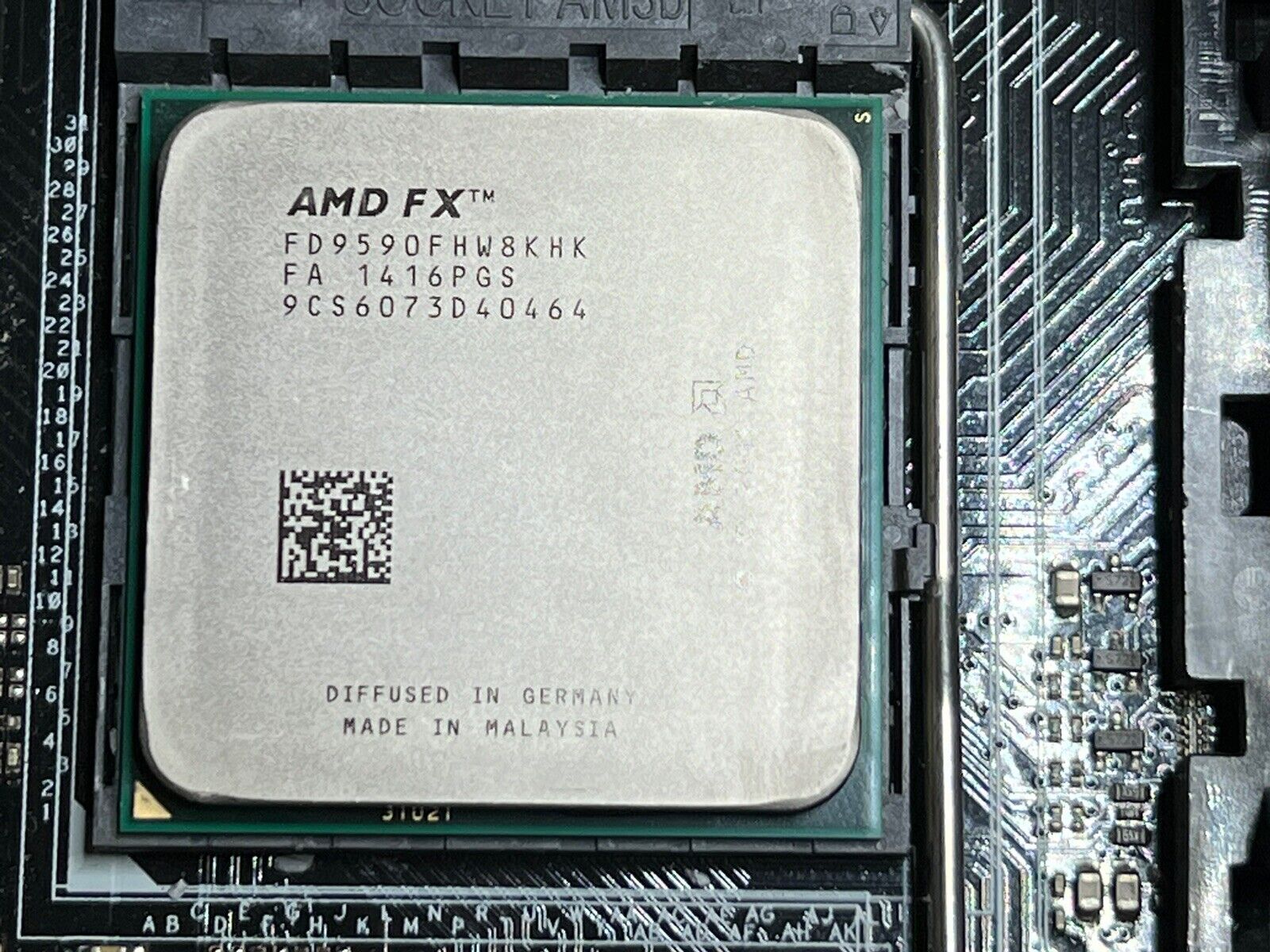 AMD Eight Core FX-9590 Eight Core FX-9590 - 4.7GHz Eight Core (FD9590FHW8KHK)