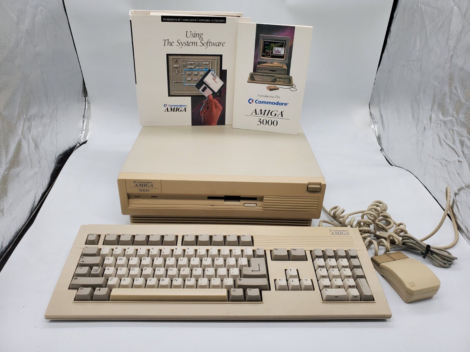 Commodore Amiga 3000 030 25Mhz + Keyboard + Mouse - Amiga OS 3.2 - WORKS 100%