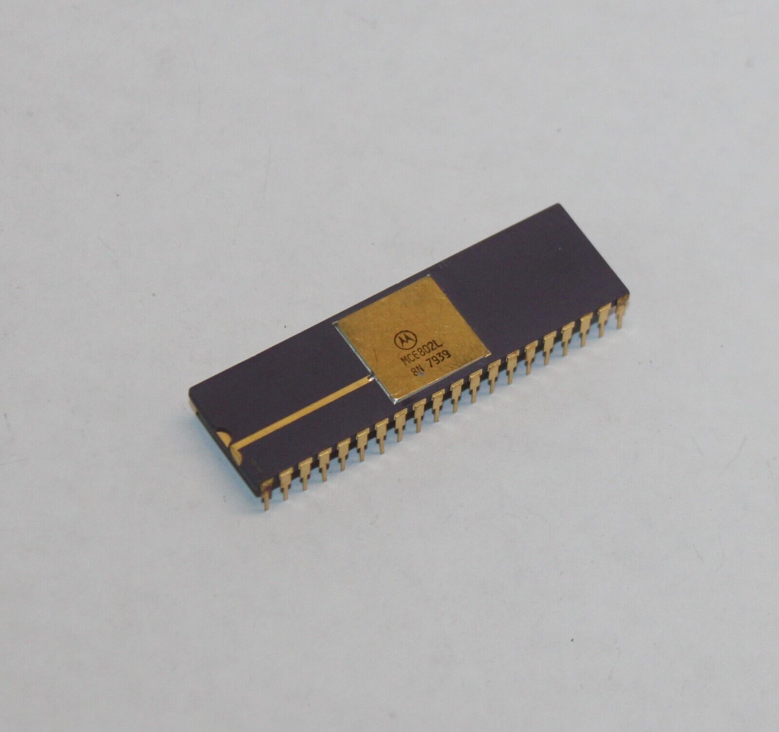Motorola MC6802L vintage ceramic purple gold CPU IC DIP40 date 7939