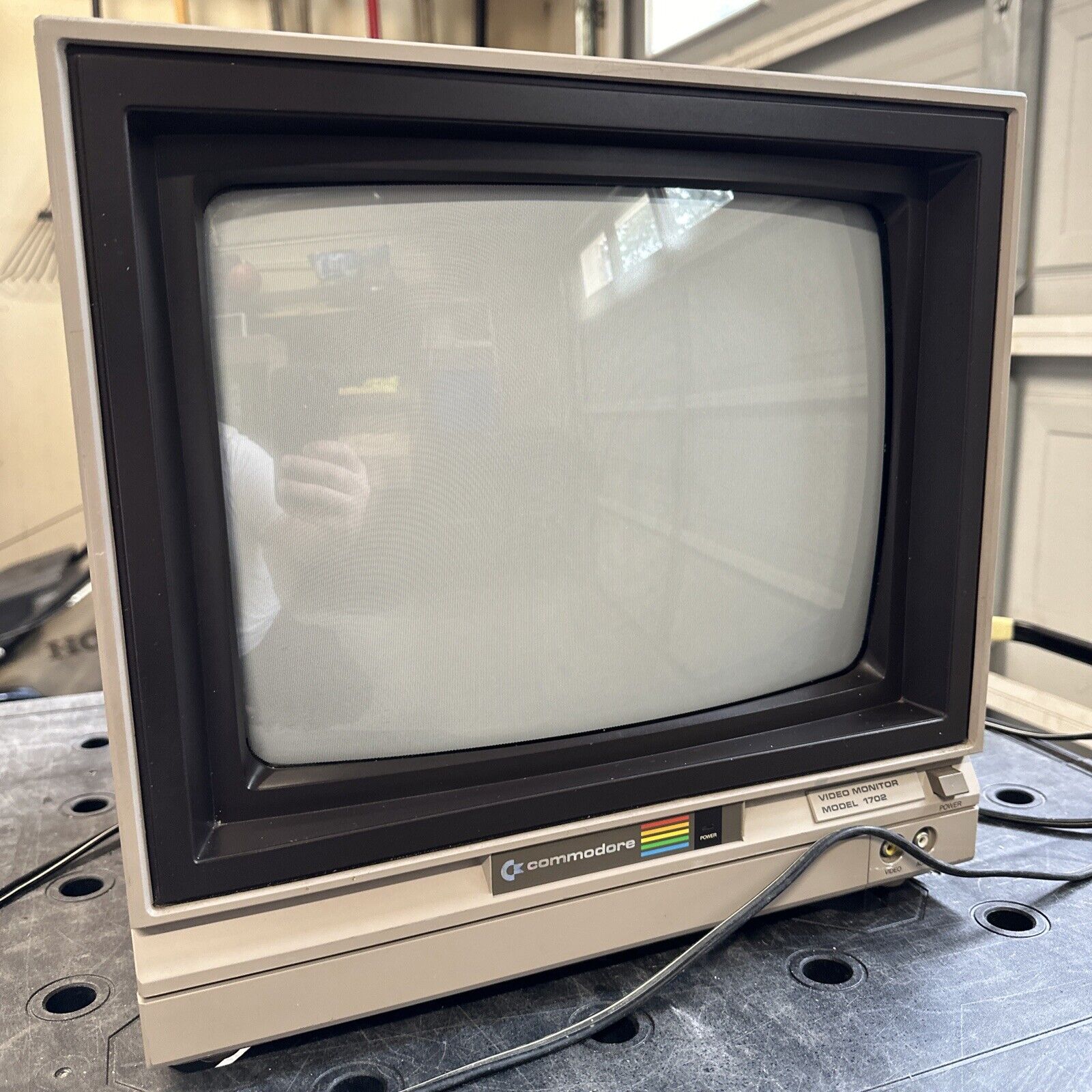 Commodore 1702 CRT Monitor Built-in Speakers Clear Picture Tested & Working