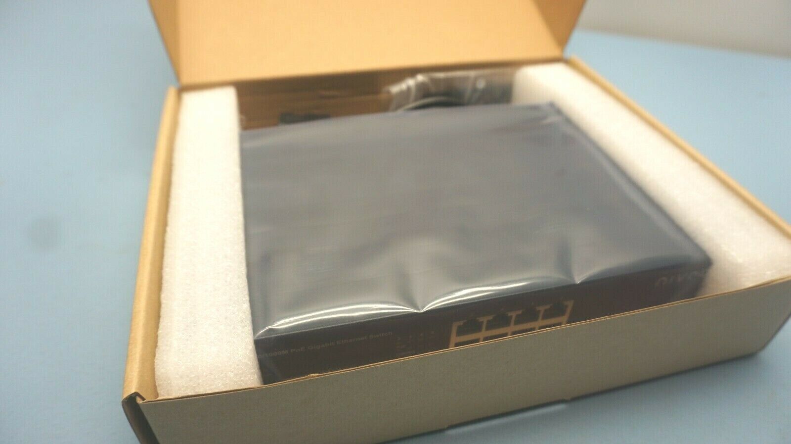 Niveo NGSE8H 8-Port 10/100/1000 PoE+ Gigabit Ethernet Switch - New in Box (74B)