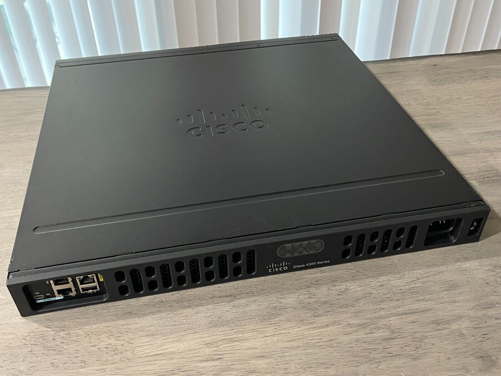 CISCO 4300 SERIES. ISR4331 ISR4331/K9 V05 4331 Integrated Services Router