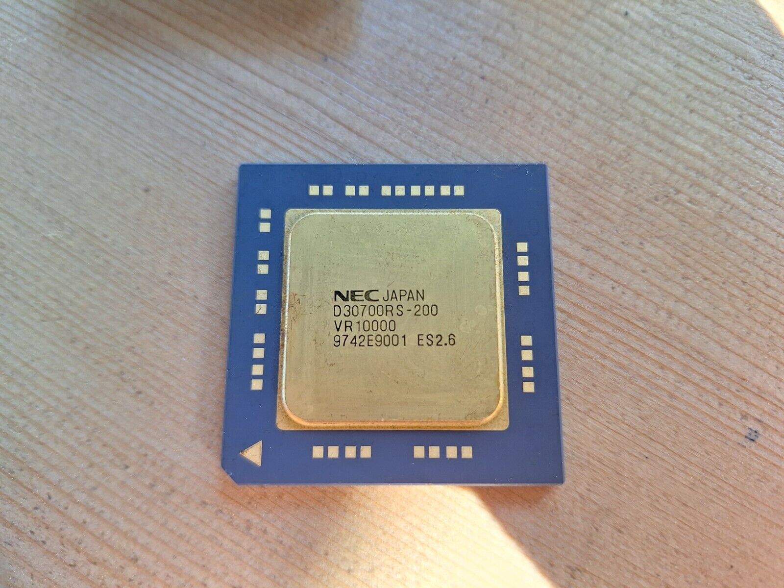 NEC D30700RS-200 VR10000 ES vintage CPU GOLD