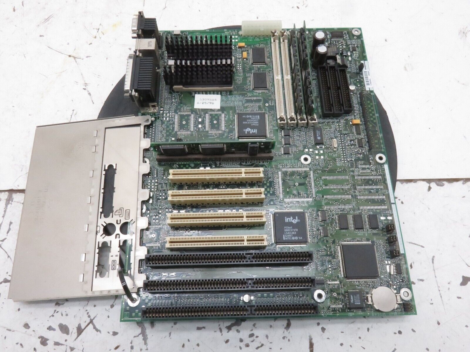 Intel AA 652605-501 ATX Socket 7 Motherboard w/ Intel Pentium 120MHz 32MB Ram