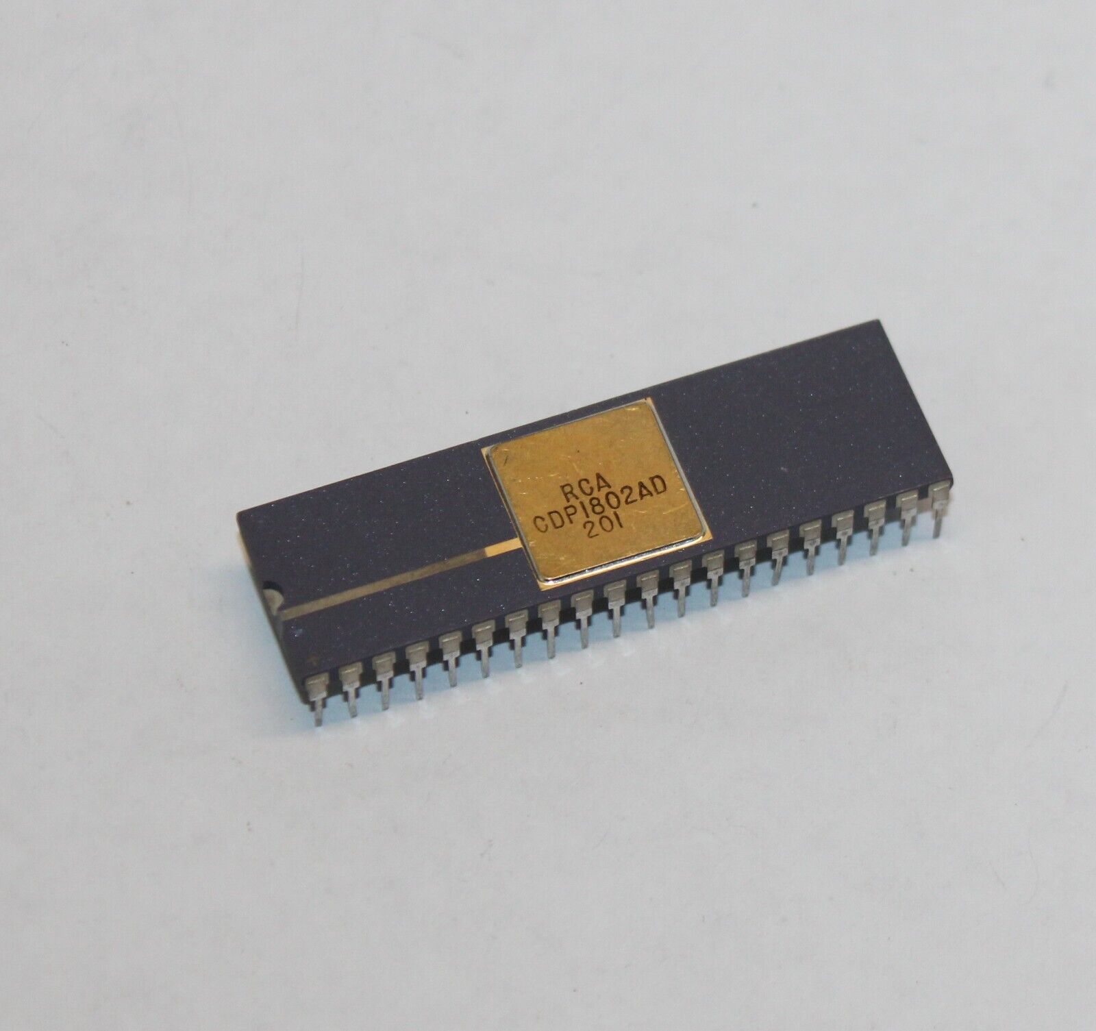 RCA CDP1802AD COSMAC vintage ceramic purple gold CPU IC DIP40