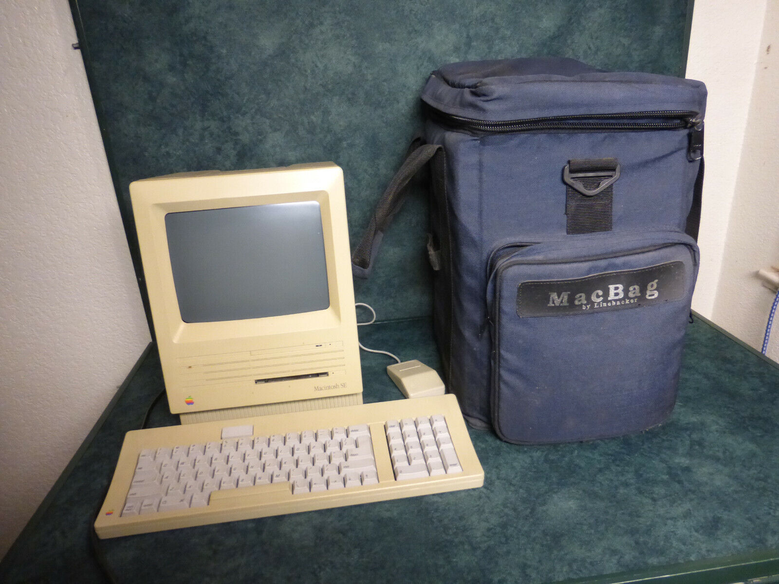 Vintage Apple Macintosh SE Desktop Computer M5011 + Keyboard & Mouse - It boots