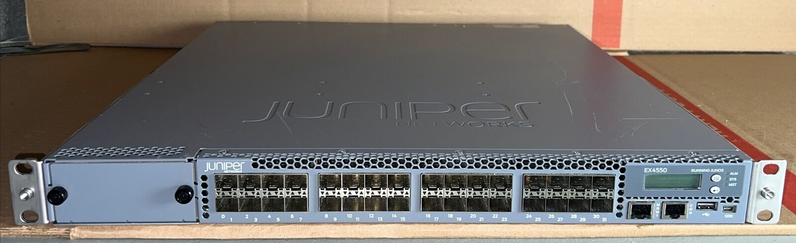 JUNIPER EX4550-32F-AFO 32-PORT ETHERNET SWITCH 2x POWER SUPPLY - TESTED