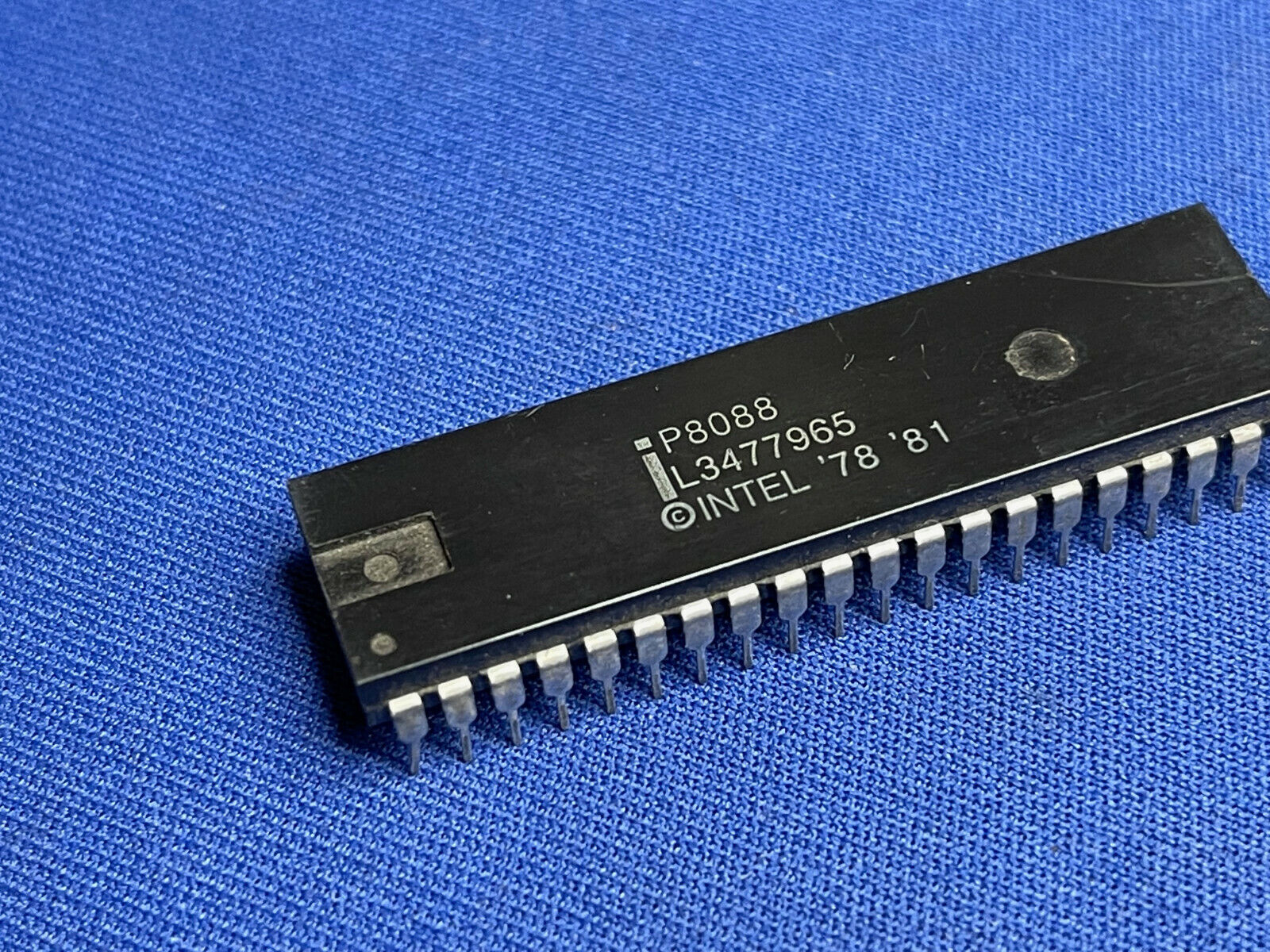 P8088 INTEL CPU Vintage 40-PIN DIP COLLECTIBLE RARE ORIGINAL PACKAGING QTY-1