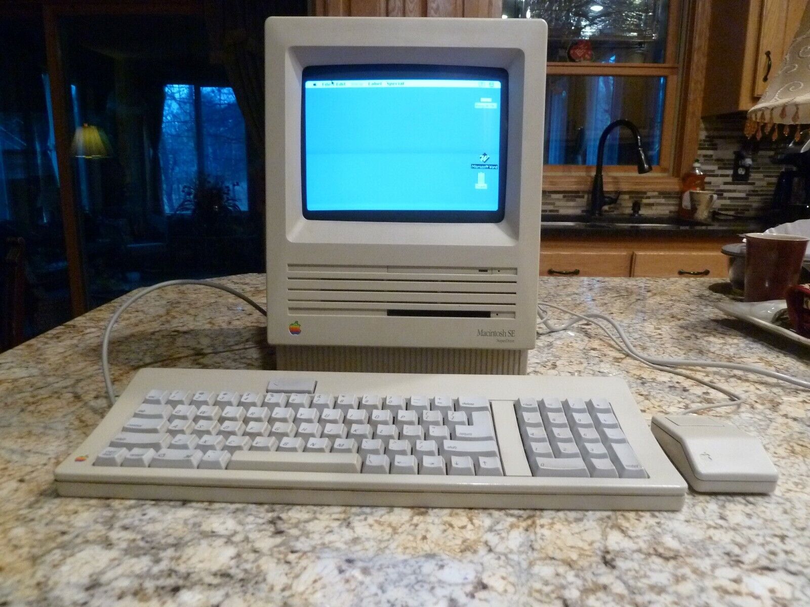 Vintage Macintosh SE M5011 Computer with Keyboard & Mouse & 30 m HD WORKS