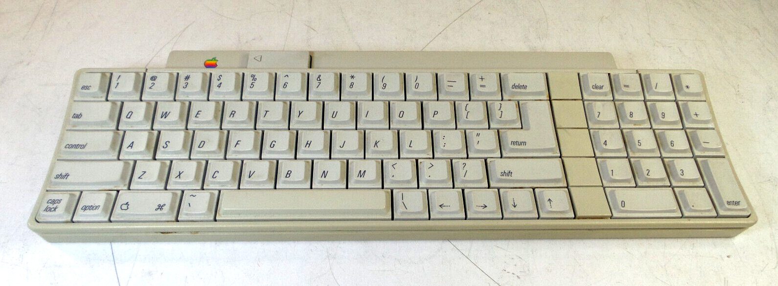 P1.Z) Vintage Apple 658-4081 ADB Desktop Bus Keyboard