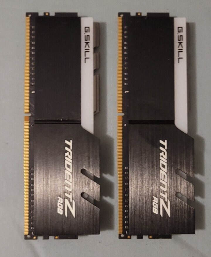 G. SKILL Trident Z RGB 16GB DDR4 3000 MHz PC4-17000 (F4-3000C15D-16GTZR)