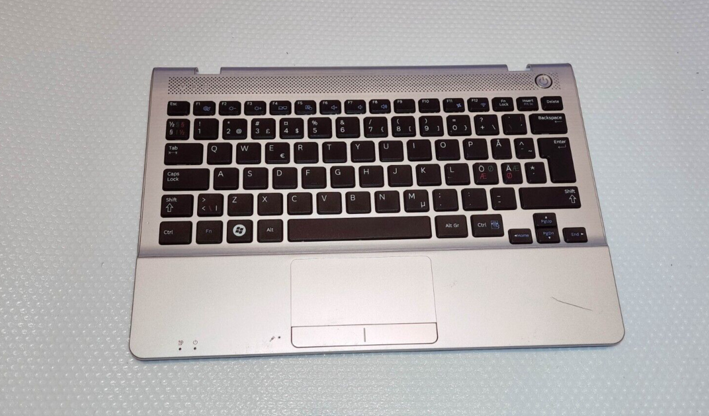 ☆ Samsung 305U series NP305U1A Laptop Palmrest + Nordic Keyboard + Touchpad used