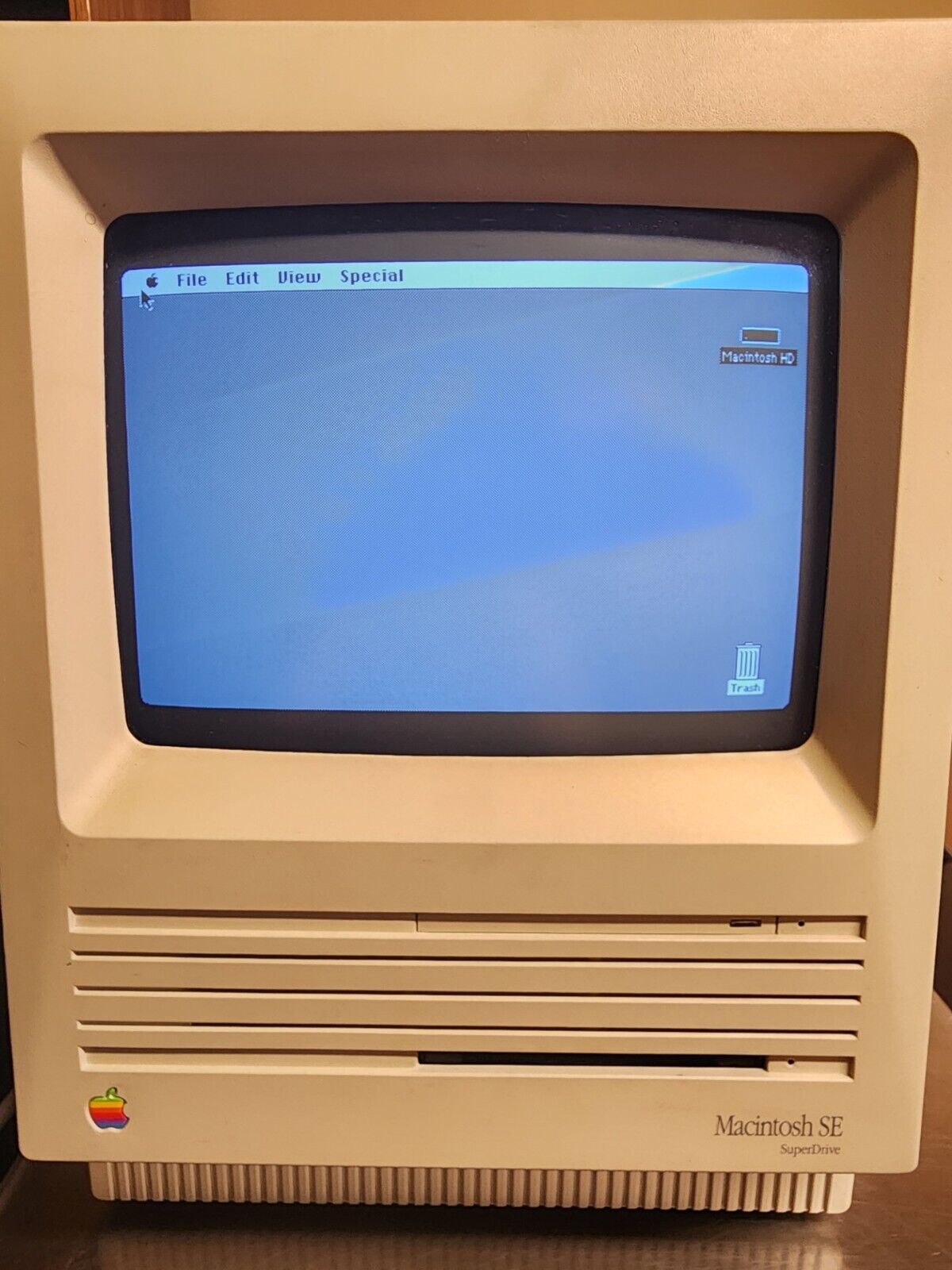 APPLE MACINTOSH SE  All In One Vintage Computer Turns On - Model M5011 1988