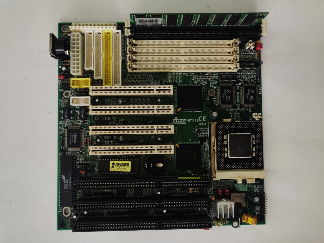 ACORP 5TX52 VER 1.5 + Pentium 200 MHz + 128 MB RAM