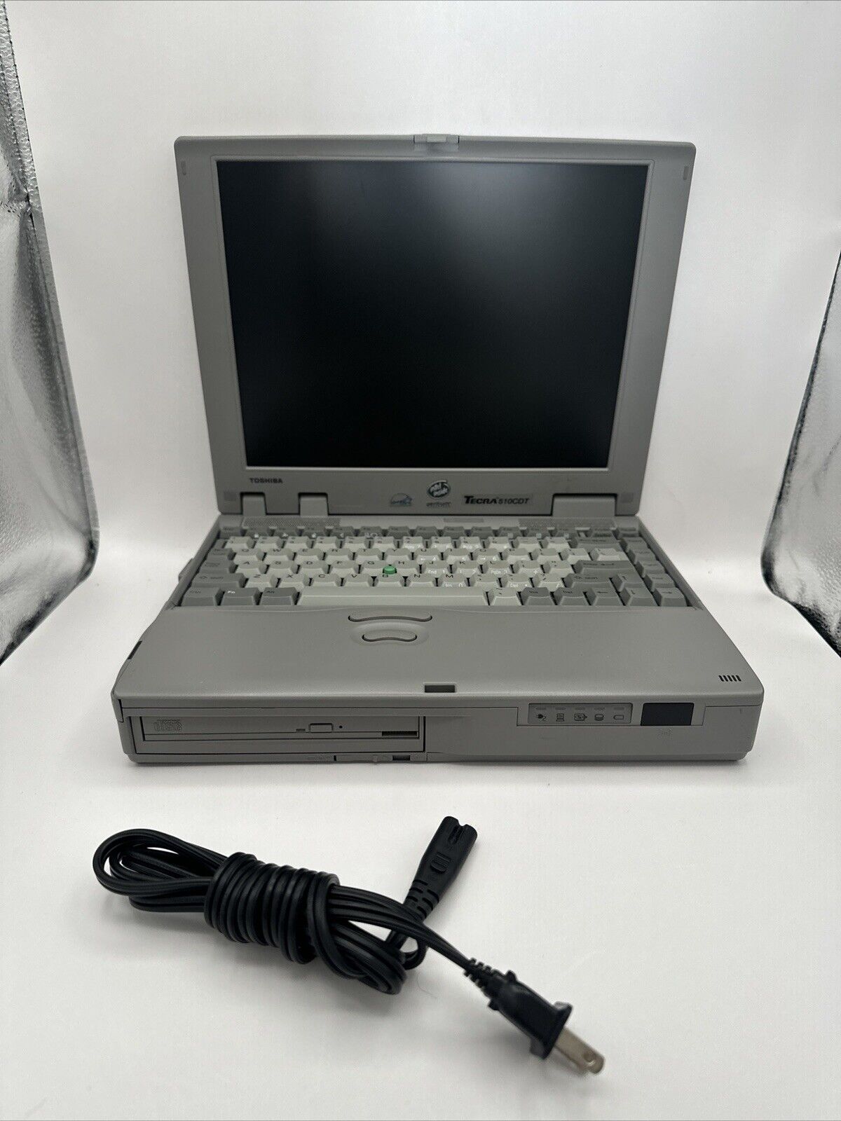 Vintage Toshiba Tecra 510CDT Intel Pentium Windows 98 POWERS