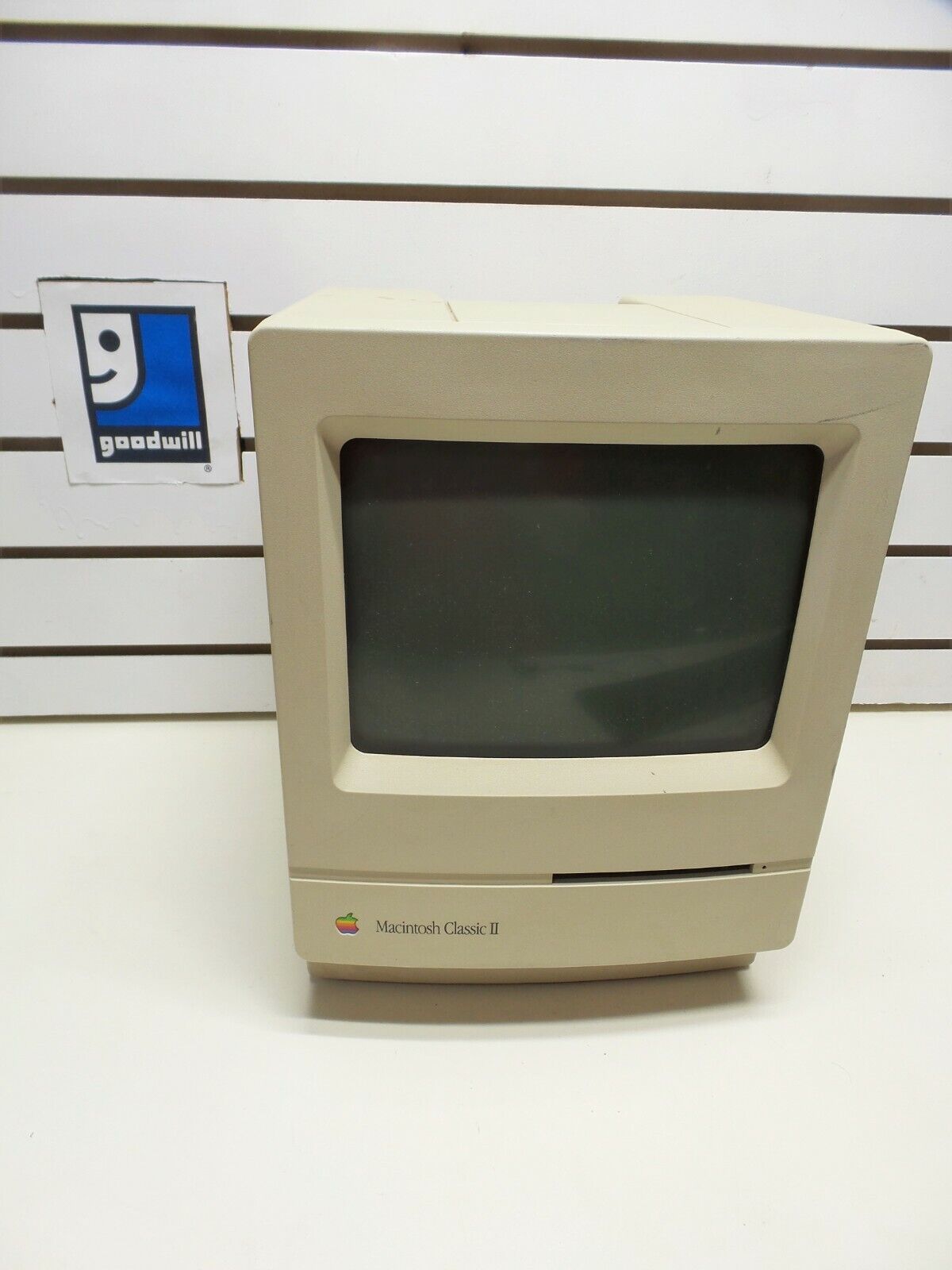 Vintage Macintosh Classic II M4150 NO HDD, NO POWER, FOR PARTS OR REPAIR ONLY