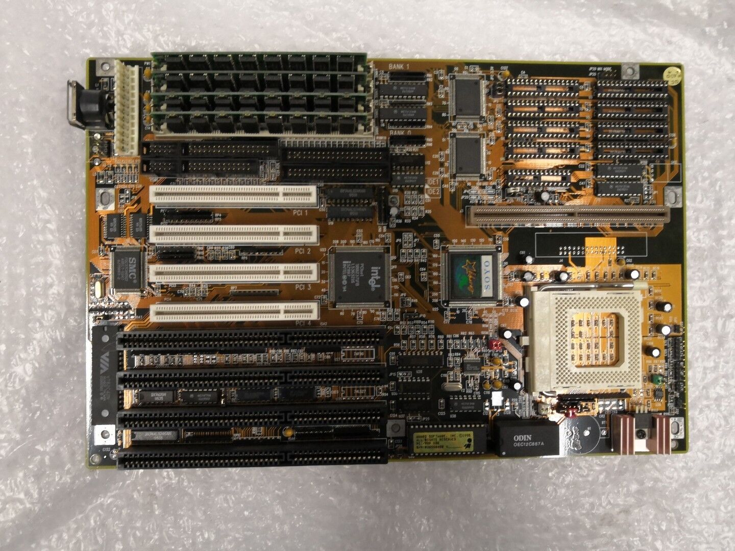 - ANTIQUE INTEL 16996 MOTHERBOARD WITH 4x RAM