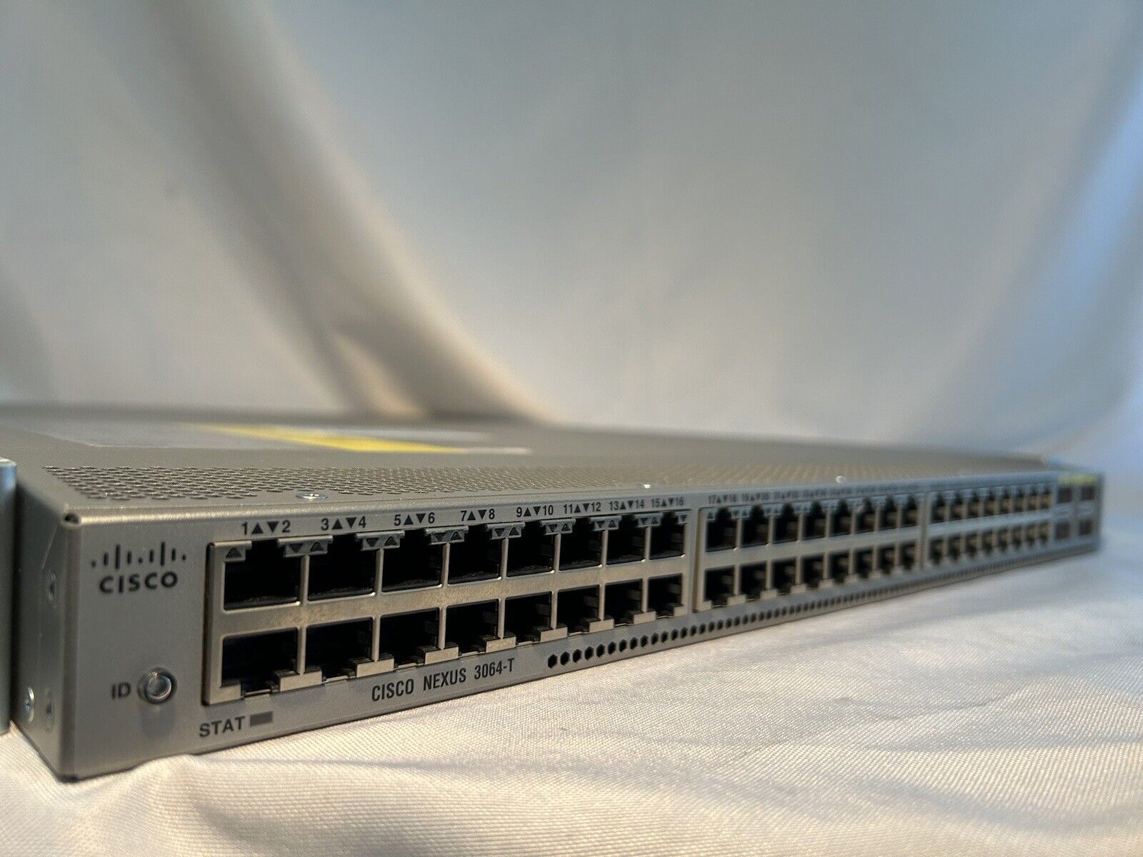 Cisco Nexus N3K-C3064TQ-10GT 48P 10GbE RJ45 4P 40GbE QSFP+ Switch NX-OS SW LAN