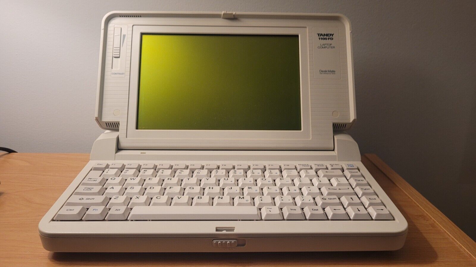 Tandy 1100 FD portable laptop computer