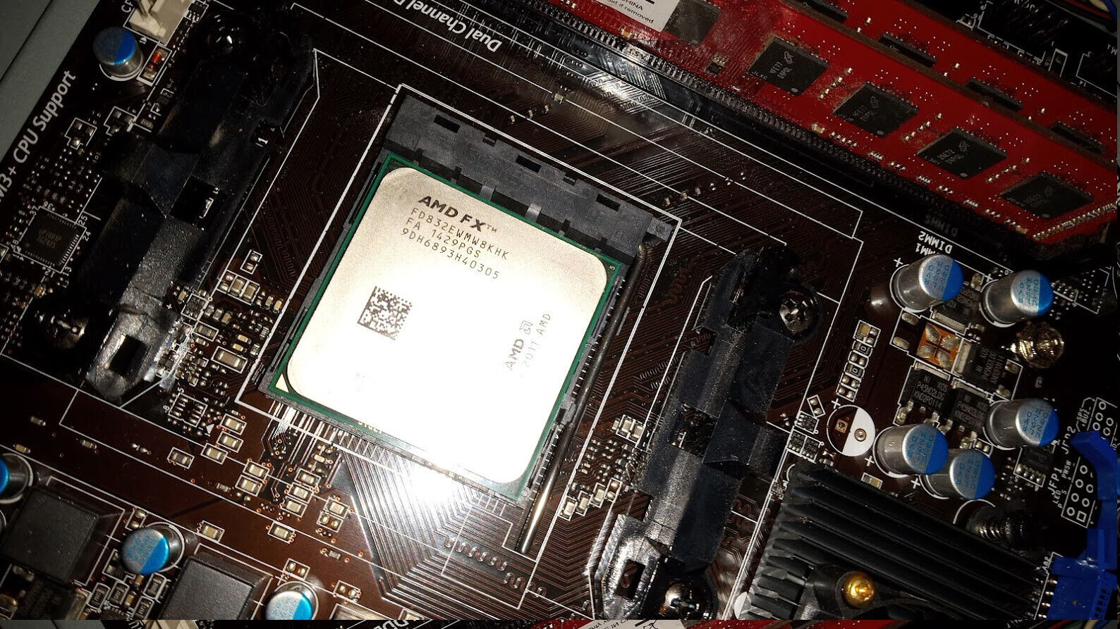 AMD FX-8320E FD832EWMW8KHK 3.2 to 4.2 GHz eight core socket AM3+ CPU Vishera 95W