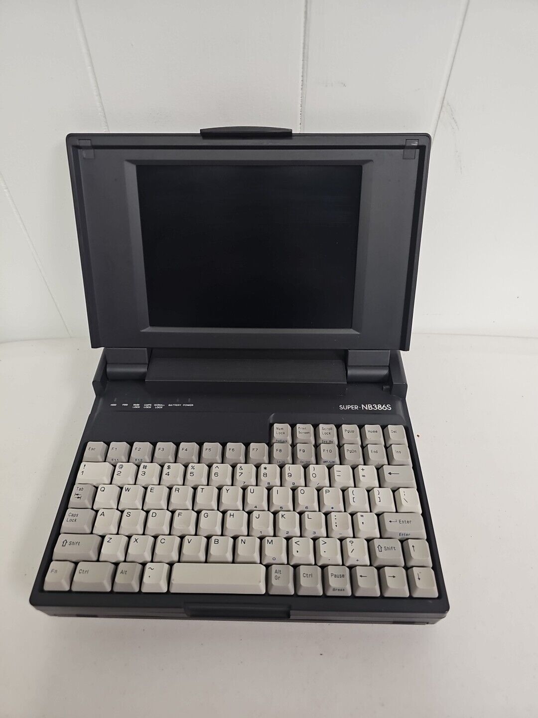 Vintage Hyundai Super-NB386S Laptop Computer UNTESTED