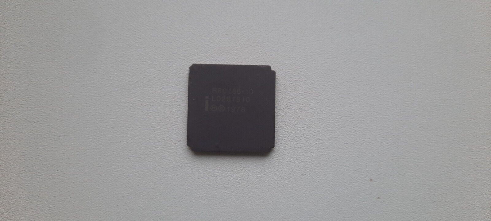 80186 Intel R80186-10 80186 vintage CPU GOLD