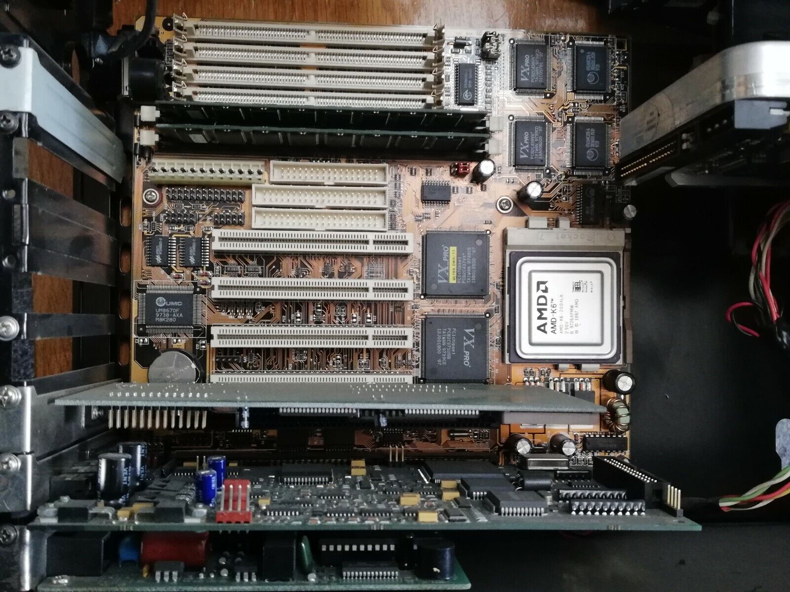 PCchips MB-M537 Socket7 Motherboard VXpro.Plus CPU AMD-K6-200ALR.Computer.