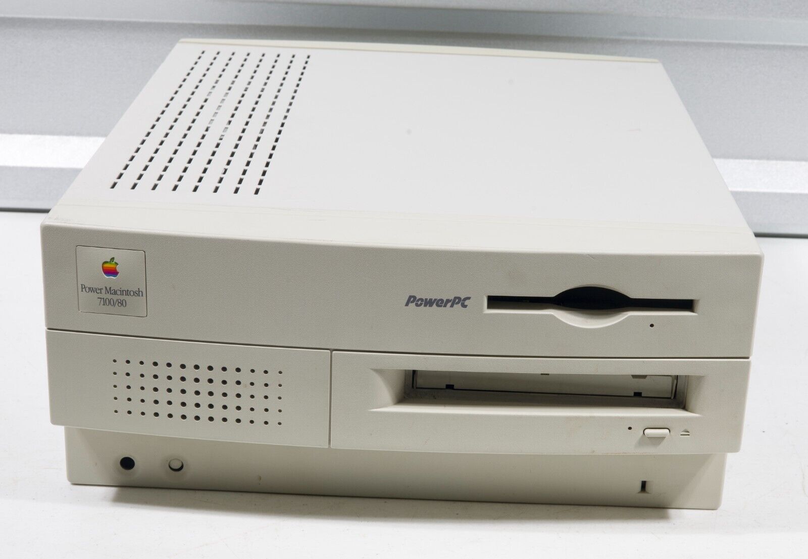 Vintage Apple Power Macintosh 7100/80 PowerPC powers on