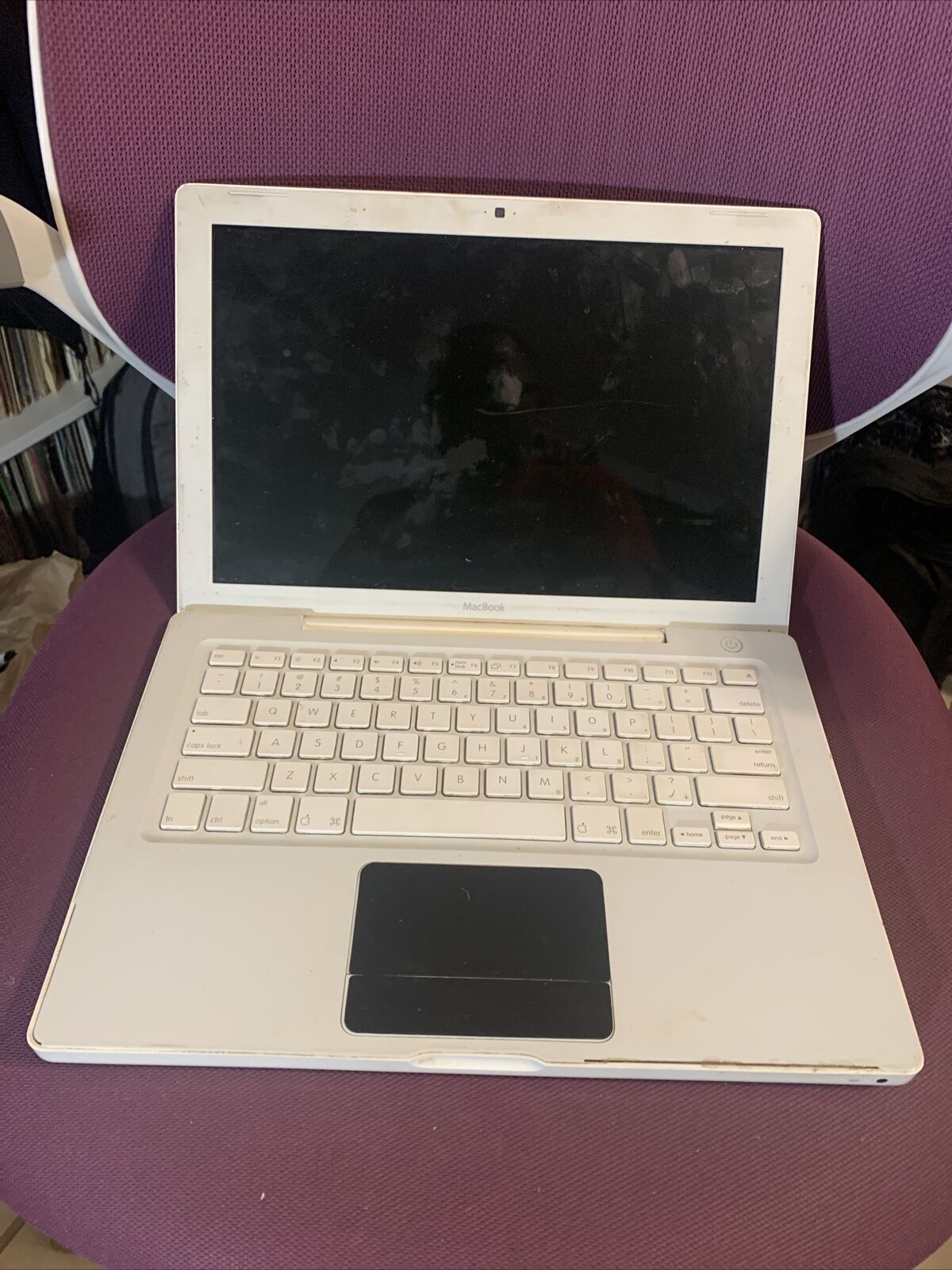 2006 macbook pro13 Inch. No Hard Drive. Battery Included ((FOR PARTS ONLY))
