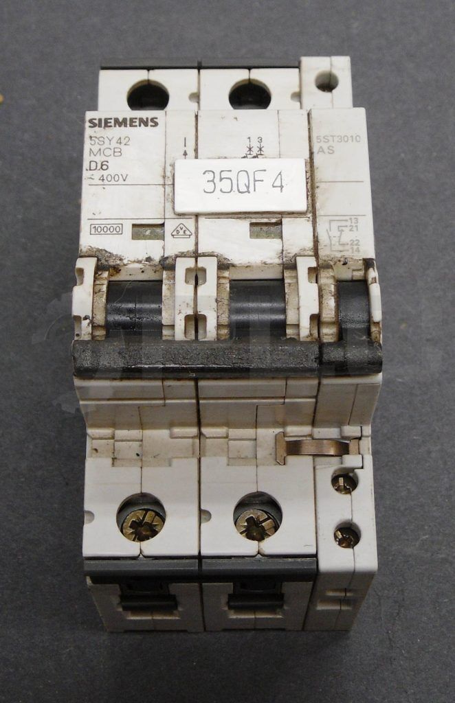 SIEMENS 5SY4206-8 CIRCUIT BREAKER 440V 6A W/ 5ST3010 AUXILIARY CIRCUIT SWITCH