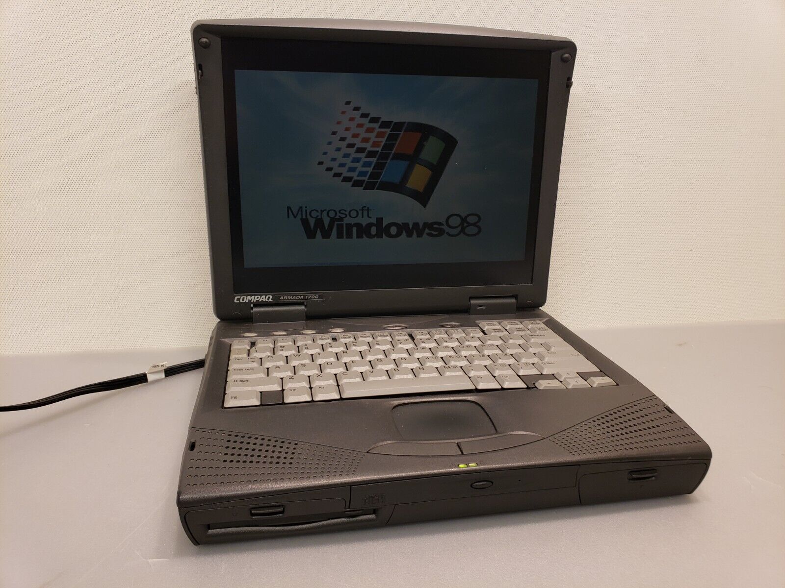 Vintage Compaq Armada 1700 Laptop Serial Pentium II 266MHz 288MB 10GB Win98