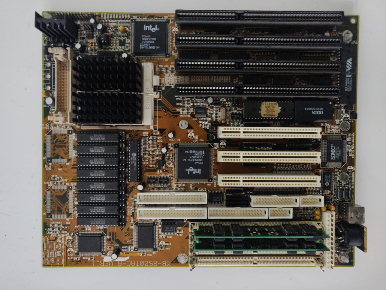 BIOSTAR MB-8500TAC-A VER.1 + Pentium 133 MHz + 32 MB RAM