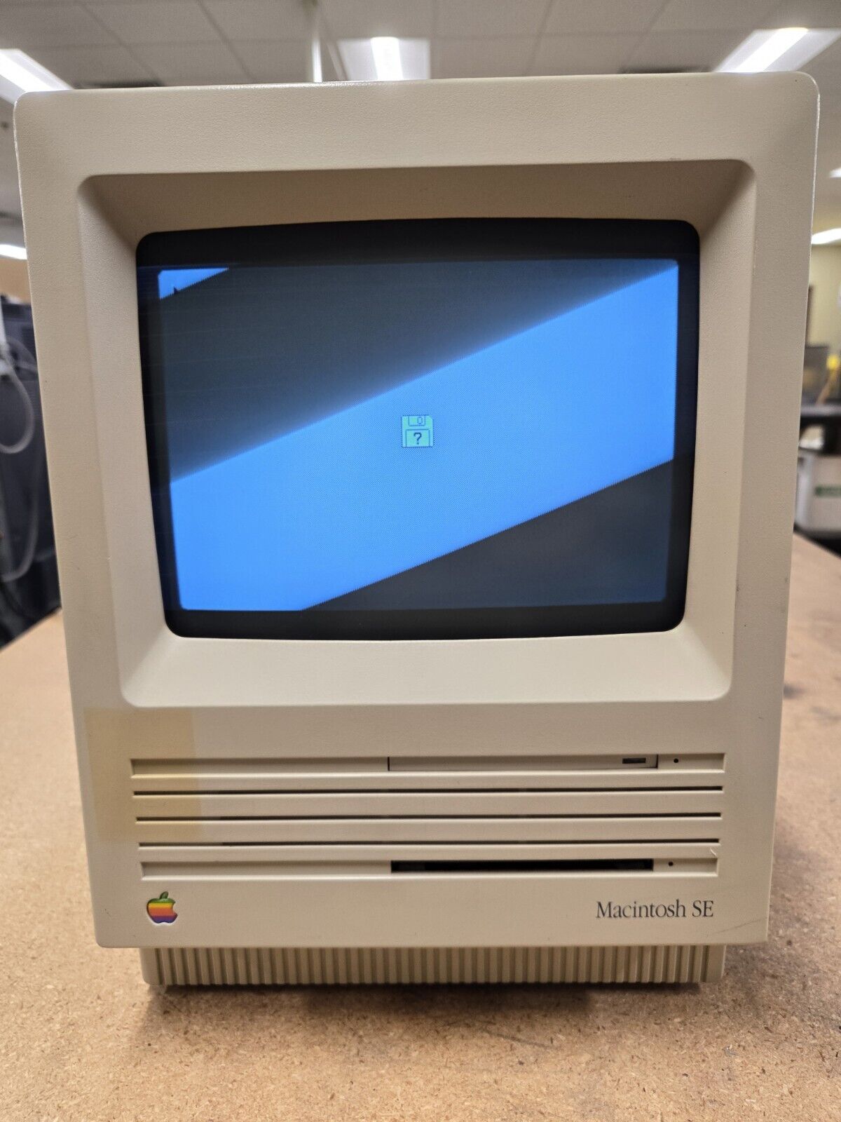 Vintage Apple/Macintosh SE M5010 Desktop Computer, Powers On, NO Drive 