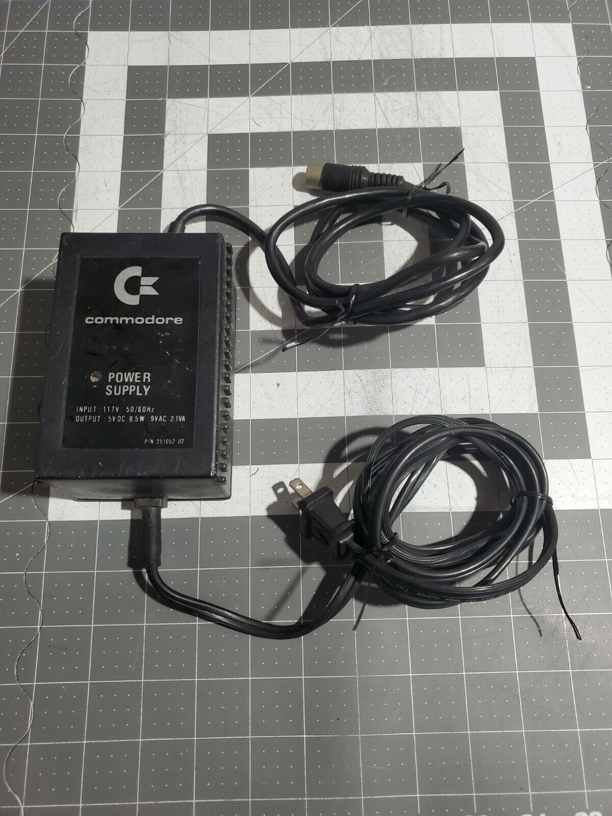Commodore Power Supply 2.1A 5VDC 8.5W 251052-02 *Read Description