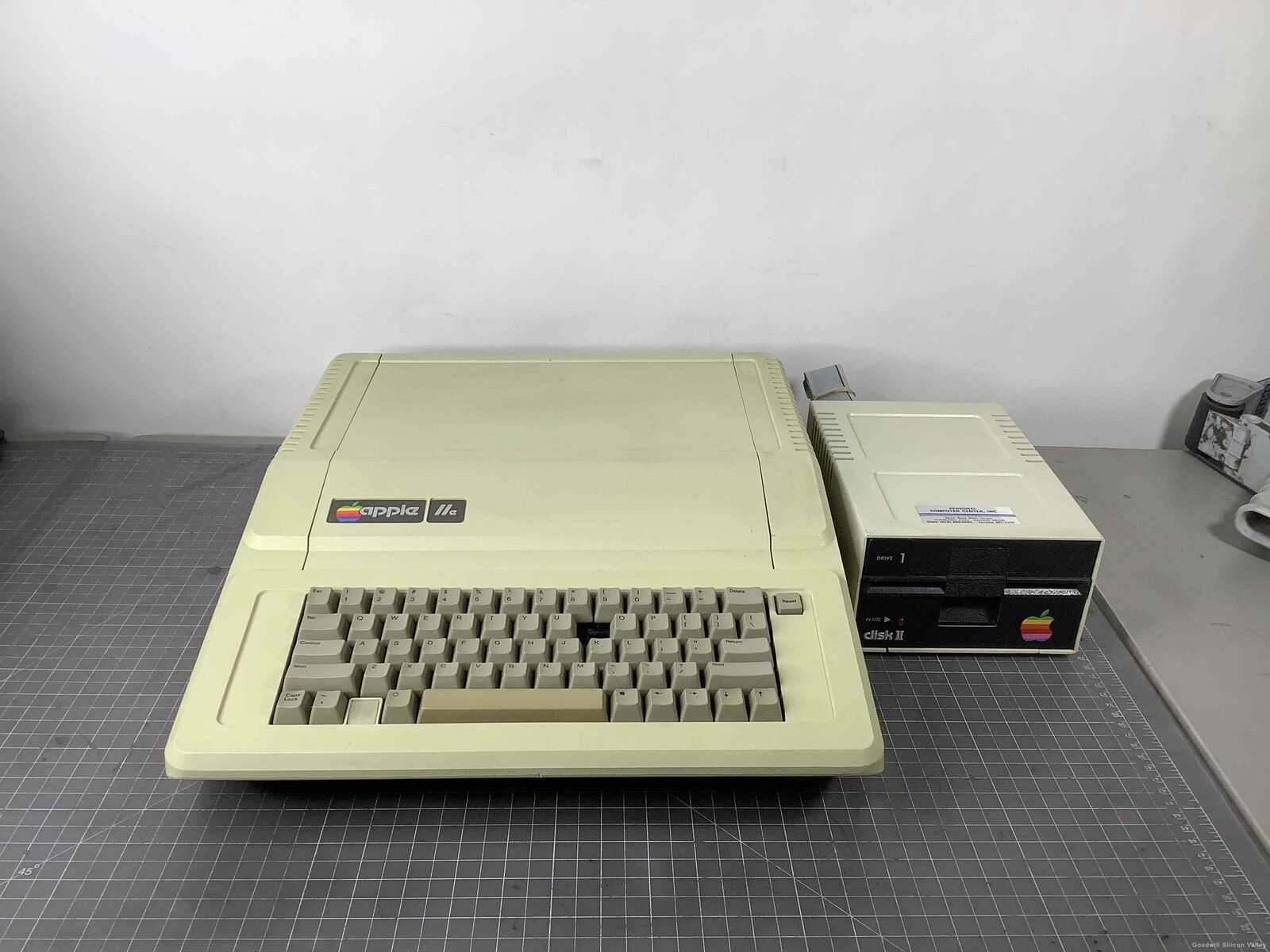 Vintage Apple IIe A2S2064 Personal Computer w/ Floppy Disk Drive UNTESTED