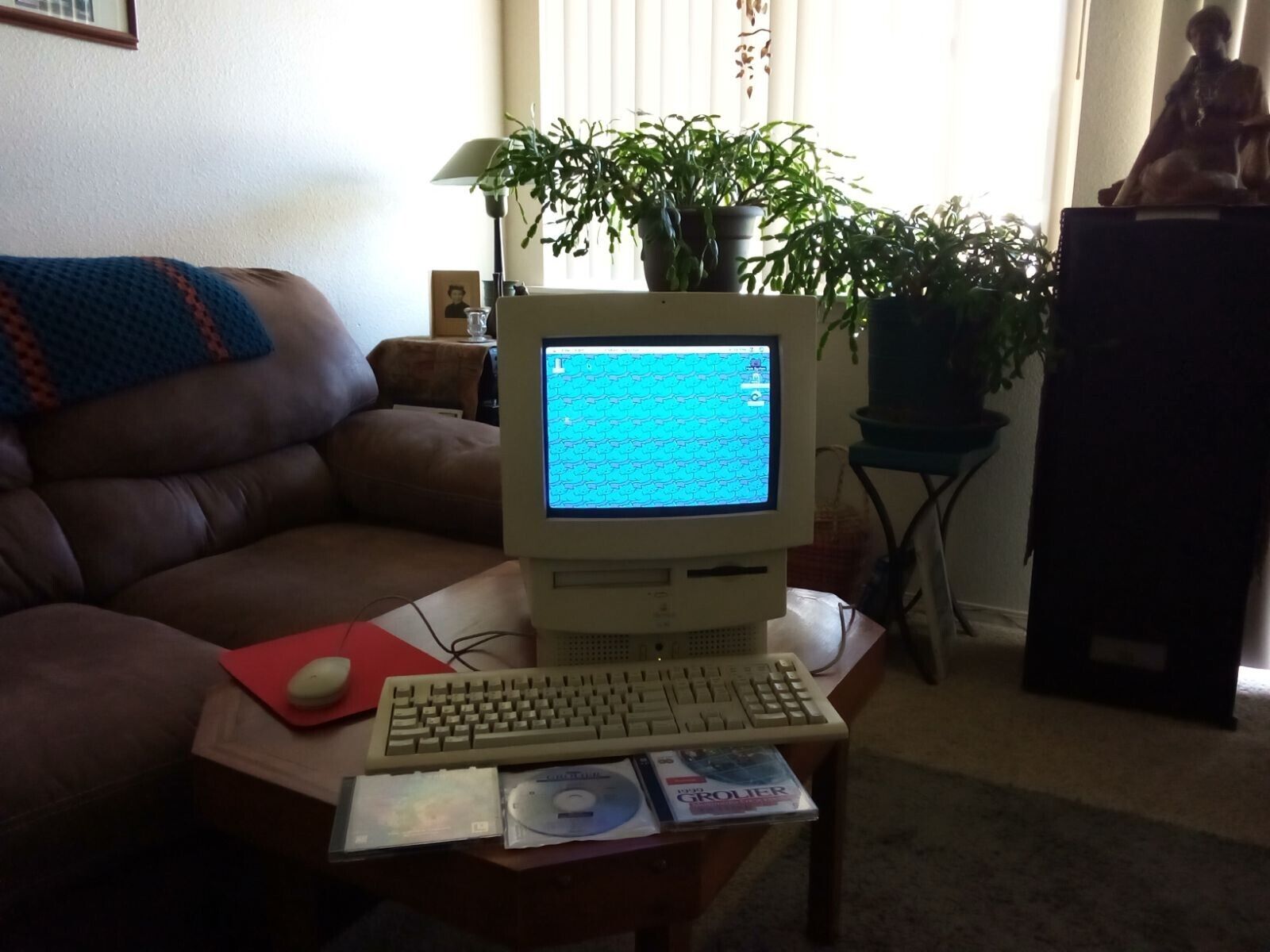 vintage 1995 Macintosh LC 580