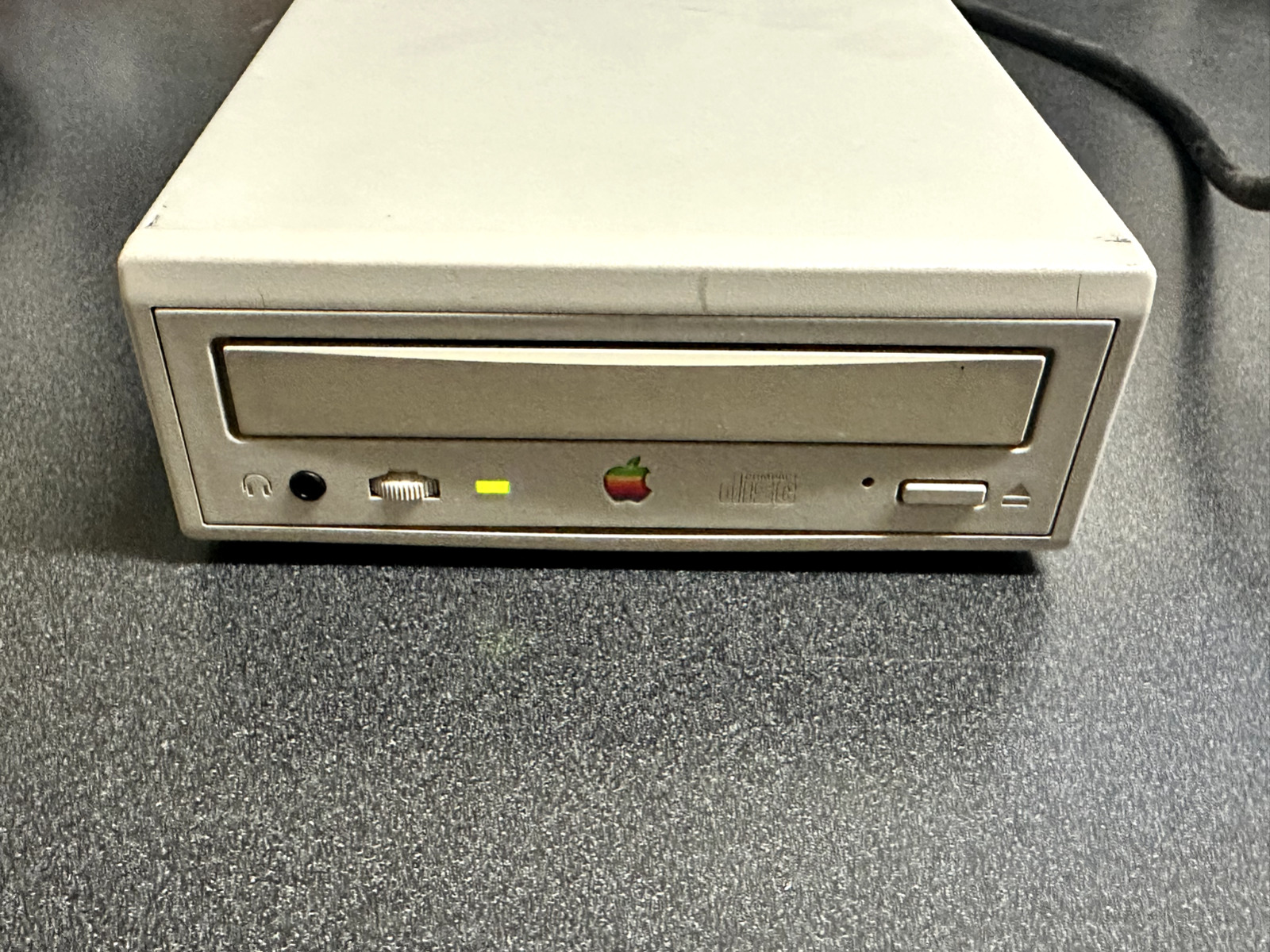 VINTAGE Apple External SCSI CD-ROM Disk Drive AppleCD 600e POWERS ON